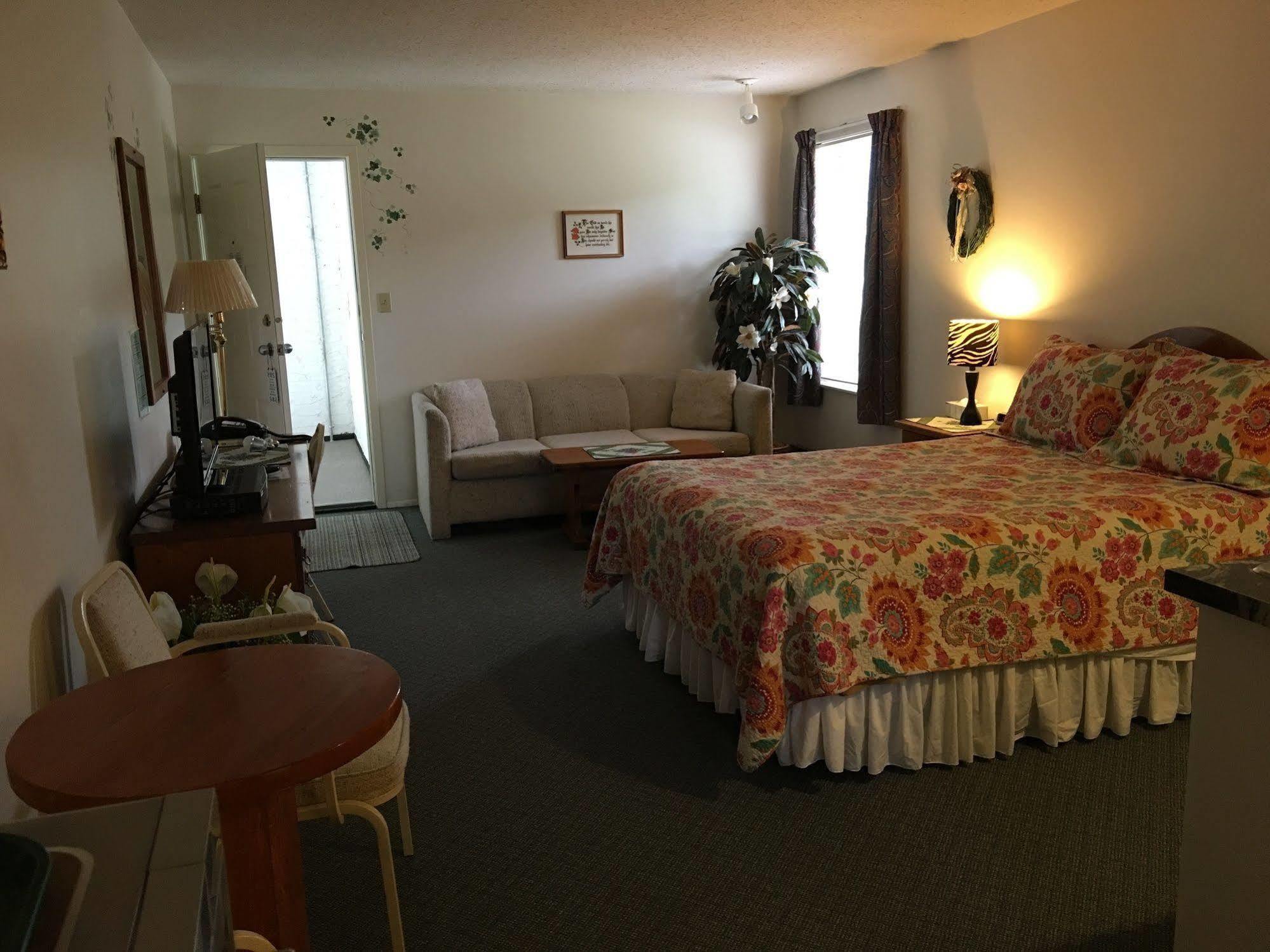 Chase Country Inn Екстер'єр фото